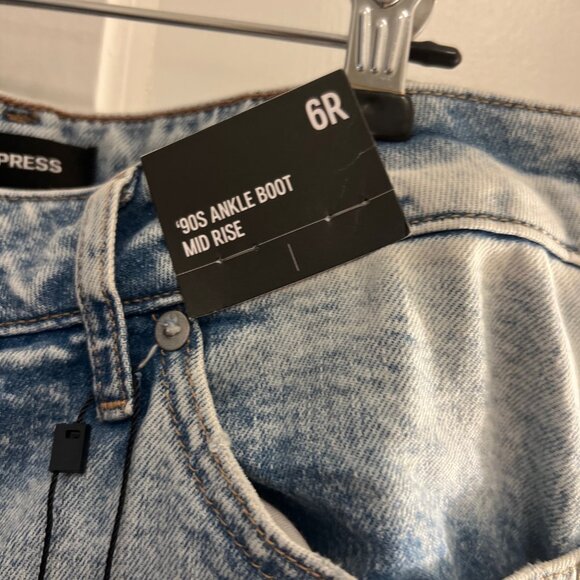 SALE!!!  Mid Rise Medium Wash Ripped 90s Ankle Boot Jeans size 6R - Picture 10 of 12